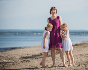 Läs mer om artikeln Sommarfotografering med systrar på stranden