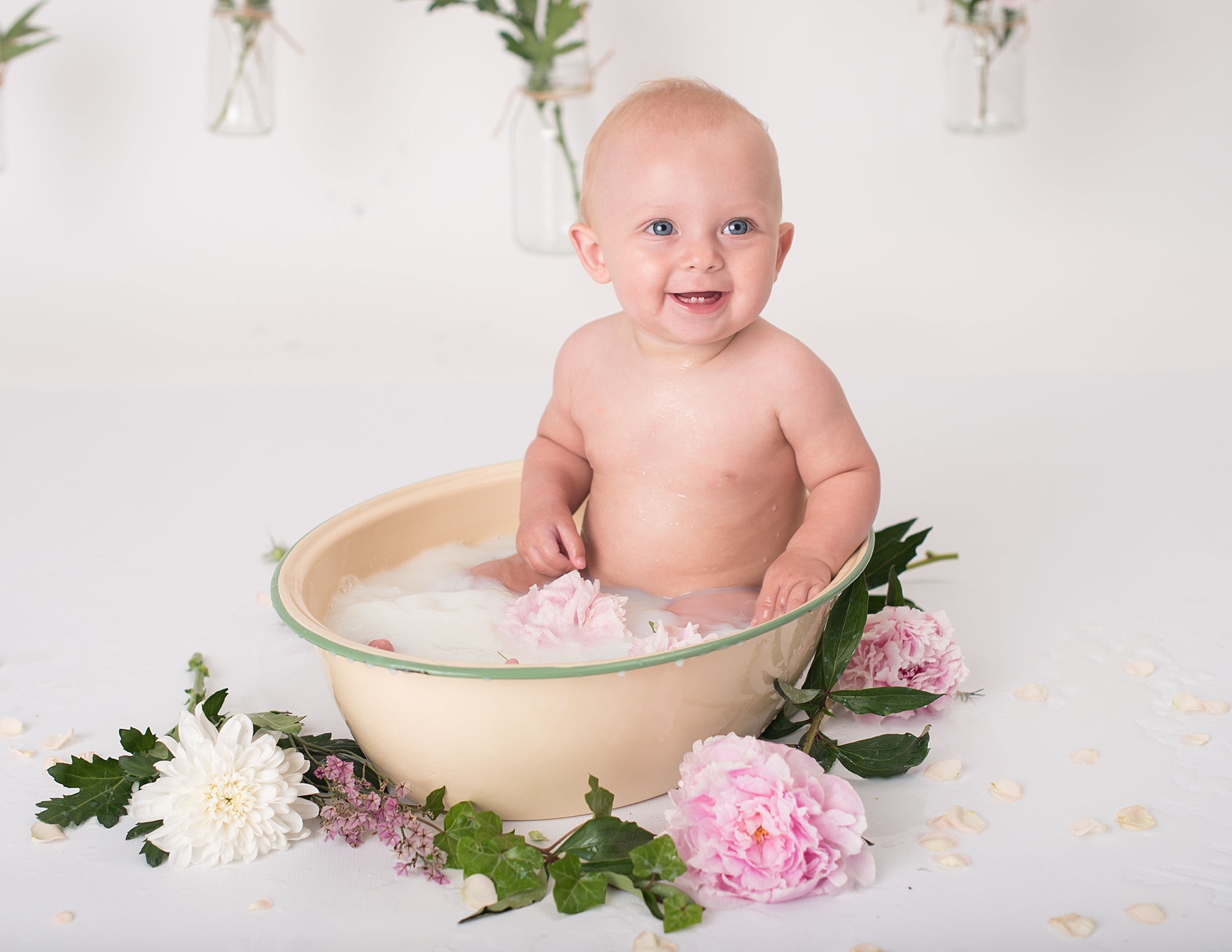 Läs mer om artikeln Mjölkbadsfotografering – Livia 7 månader